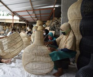 Read more about the article Mahasiswa dan Masyarakat Buniayu Tangerang Dorong Anyaman Bambu UMKM Go Internasional