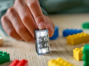 Read more about the article Lego Hadirkan Smart Bricks, Balok Mainan Interaktif yang Bisa Bersuara dan Merespons Gerakan