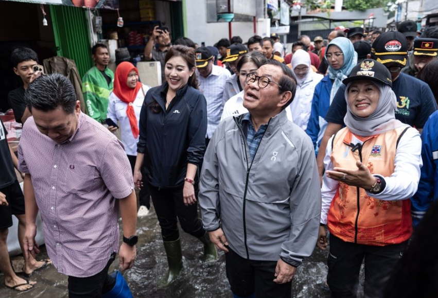 Read more about the article Tinjau Pengungsi Banjir Rawa Buaya, Pramono Instruksikan Penambahan Pompa agar Air Cepat Surut