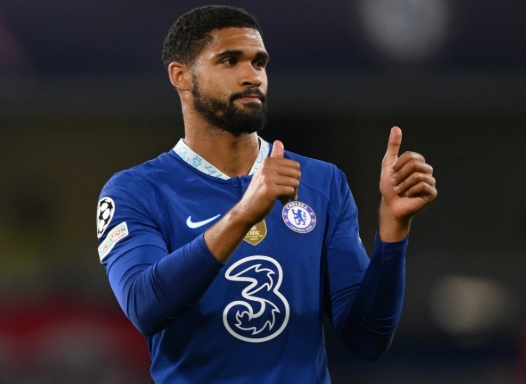 Pengalamannya tampil dalam 157 pertandingan Premier League menjadi nilai tambah tersendiri bagi Setan Merah