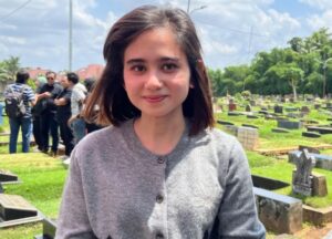 Read more about the article Tissa Biani Melayat Sekaligus Mengikuti Prosesi Pemakaman Almarhum Lucky Widja